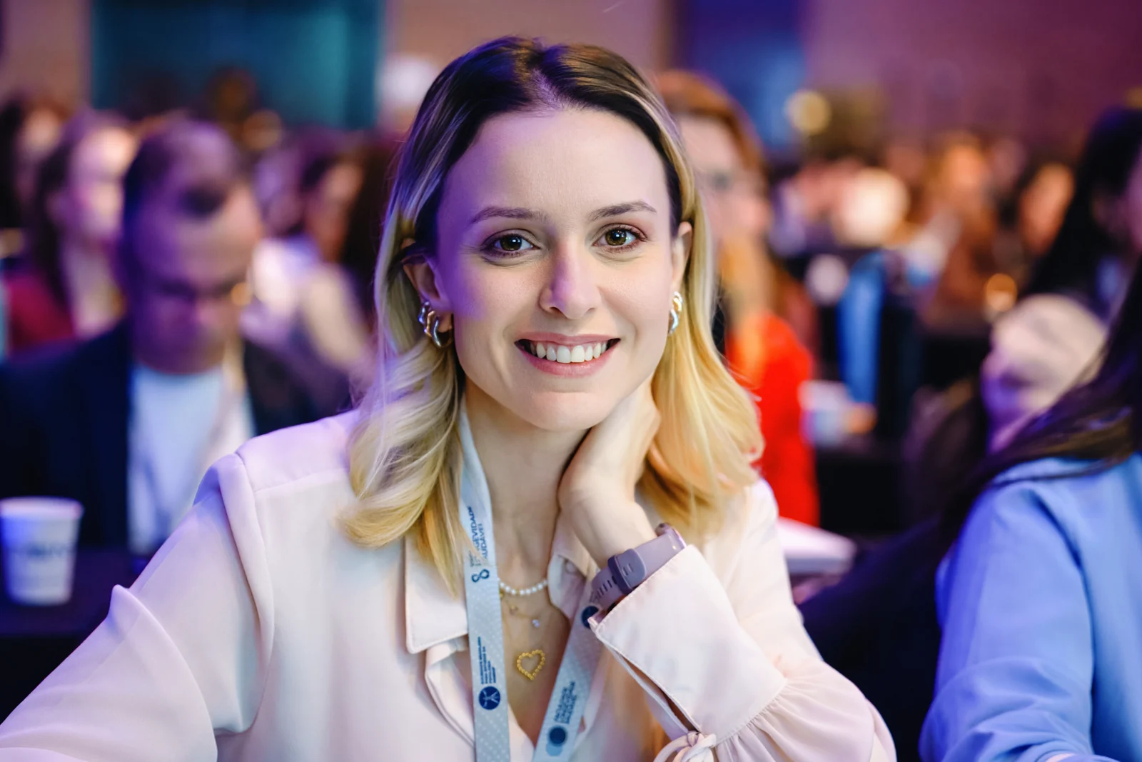 Dra. Juliana Pontes sorrindo em um evento profissional